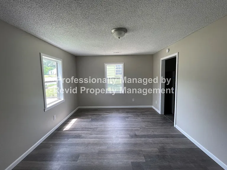 1882 E Person Ave — Photo 9