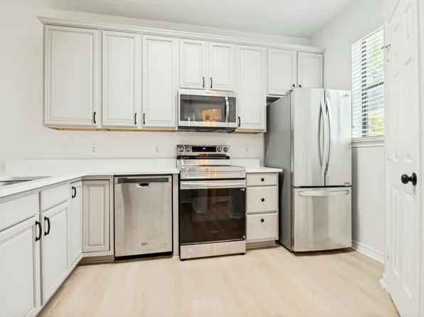 120 Nemo Ct, Arlington, TX 76010