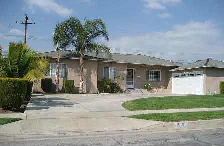 2nd image of 811 E Marilyn Way