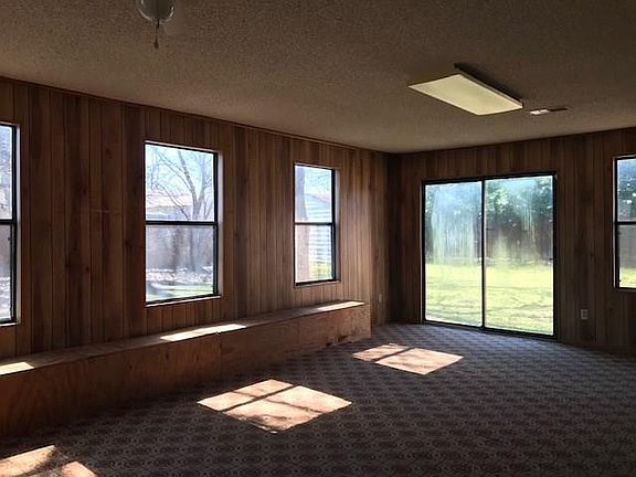 3rd image of 1820 Knoxville Dr