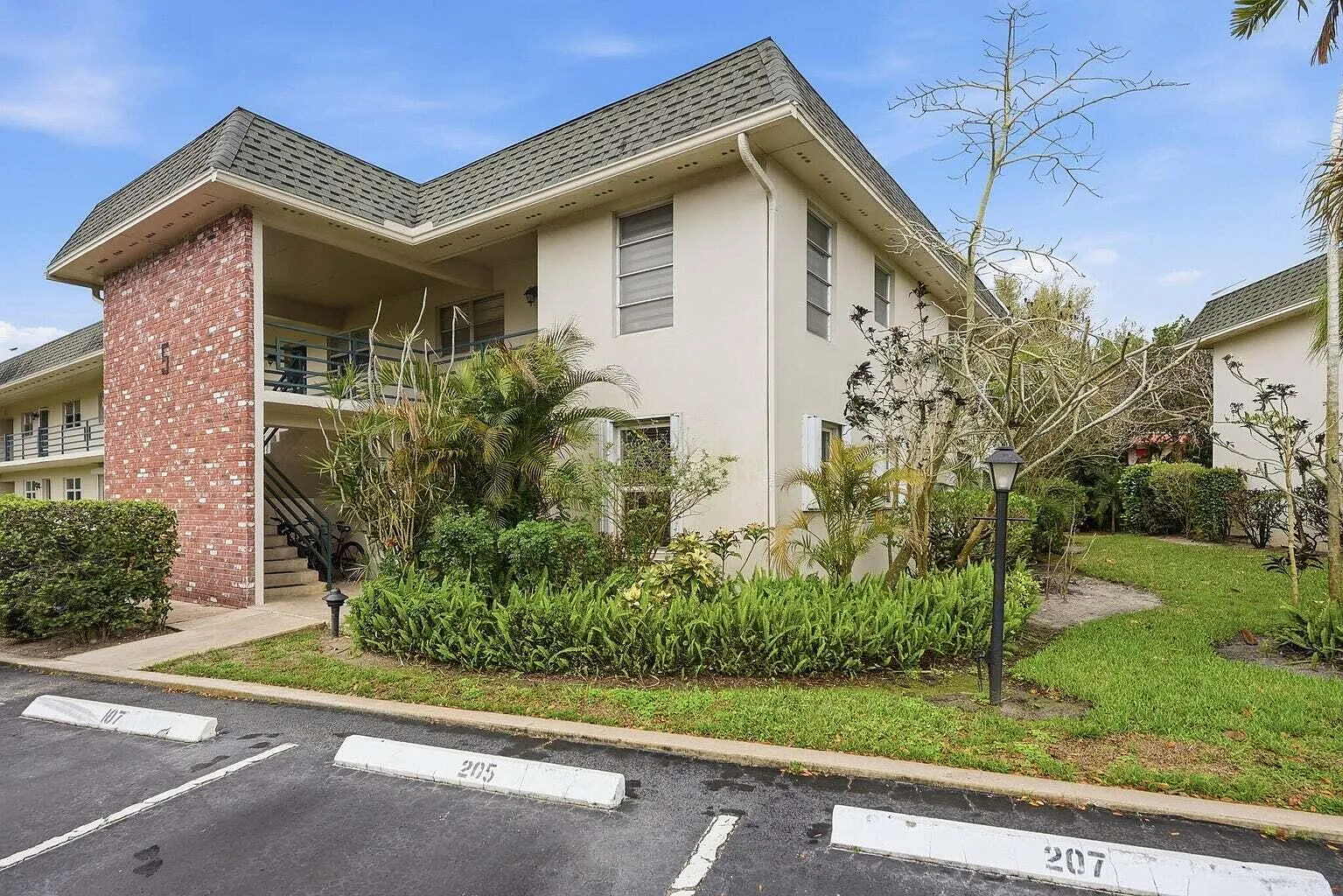 2 bed, 2.0 bath, 1095 sqft, $2,000 — Photo 1