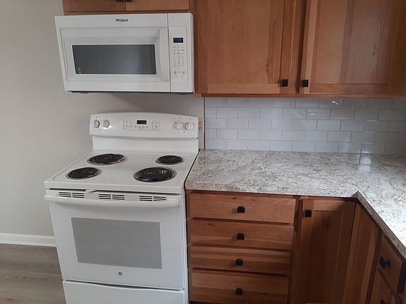 3rd image of 185 Victory Ave APT 2