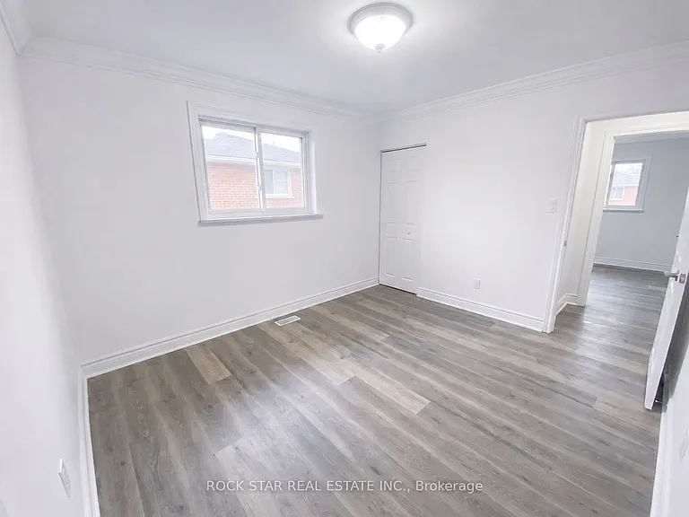 227 Fernwood Cres #MAIN — Photo 14