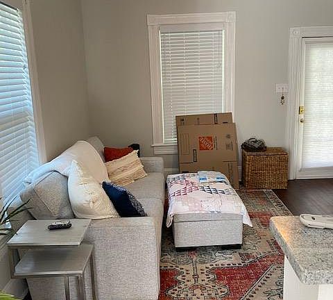 5th image of 1005 W Horatio St #B