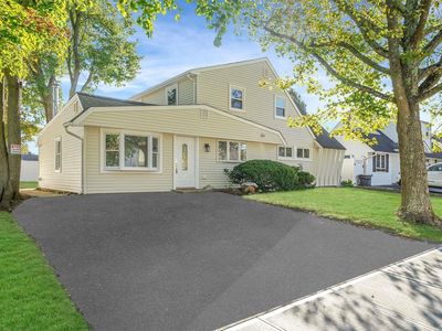 82 Woodcock Lane, Levittown, NY, 11756