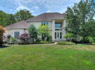 7000 Woodlands Ln, Solon, OH 44139