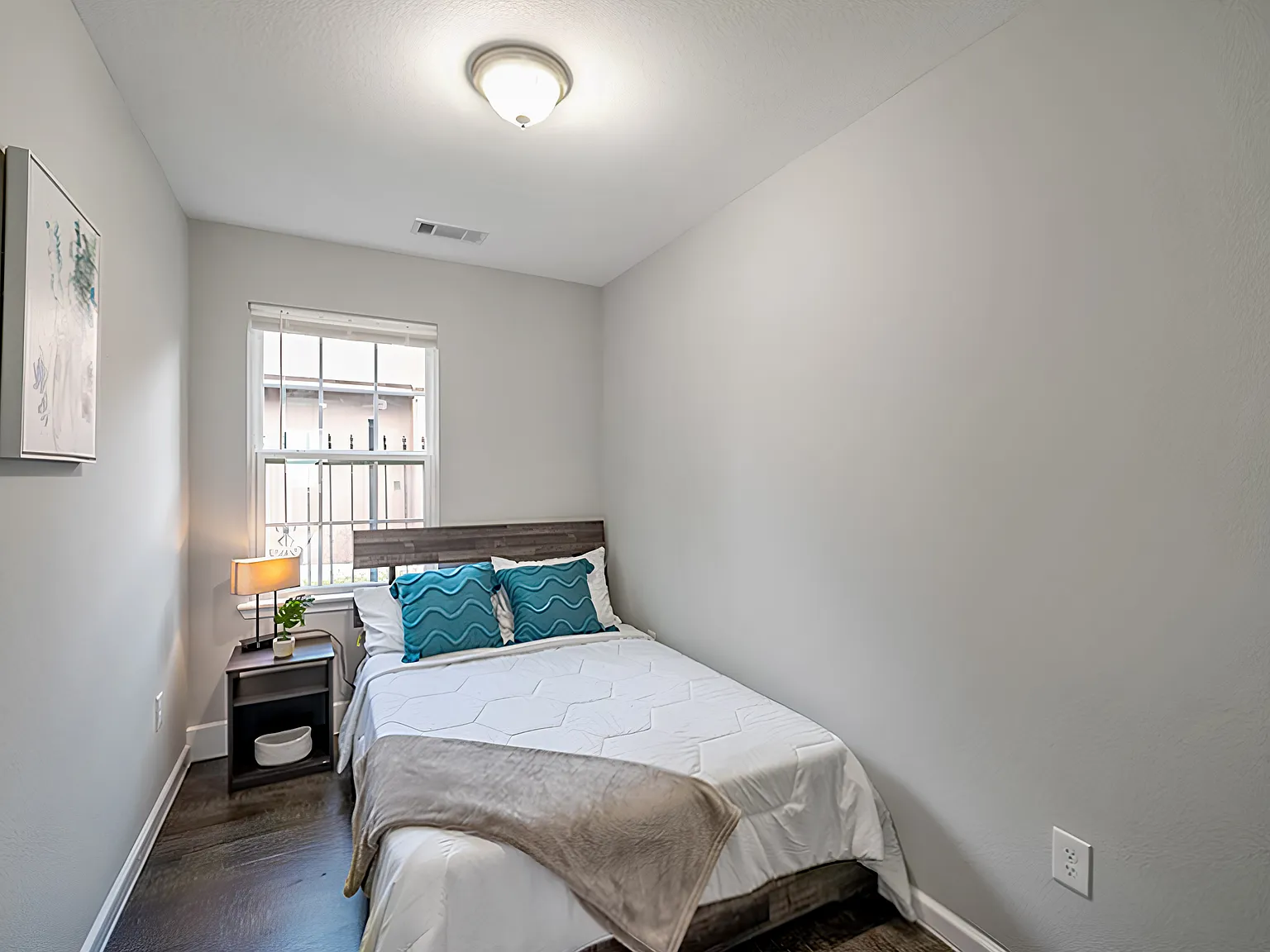 4 bed, 3.5 bath, 2007 sqft, $633 — Photo 1