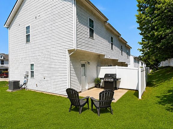 3rd image of 108 Kathryn Ct