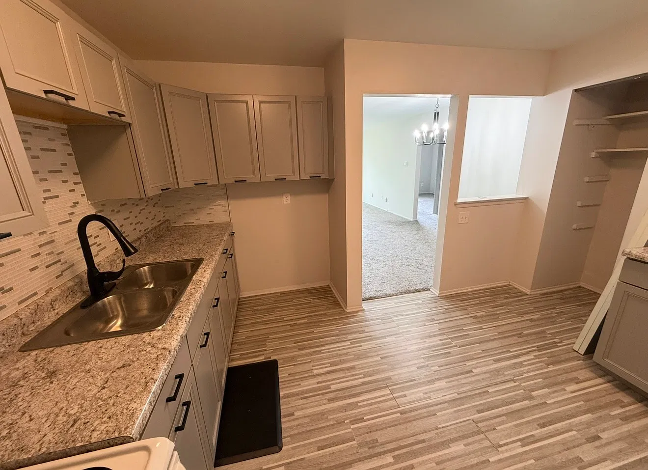 1 bed, 842 sqft, $1,375 — Photo 1