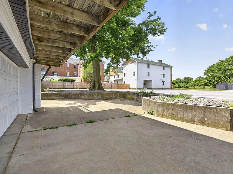 1030 E Elm St — Photo 24