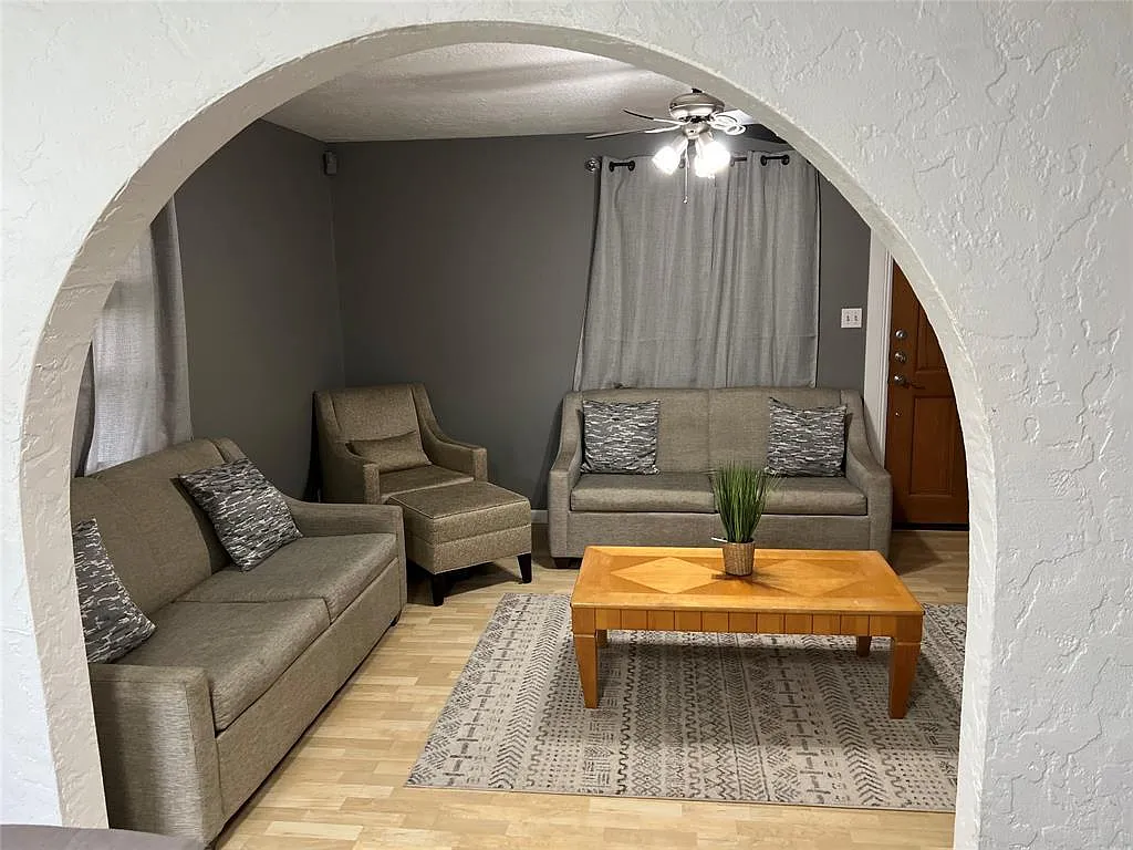 3 bed, 1.0 bath, 1025 sqft, $2,200 — Photo 3