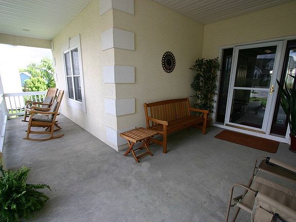Front Porch to relax on!