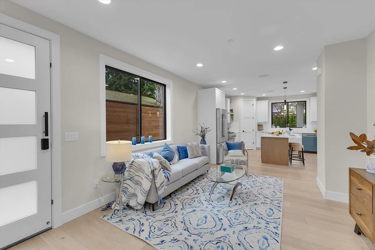 3 bed, 1170 sqft, $3,000 — Photo 3