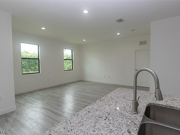 5th image of 2009 Inglewood Cir