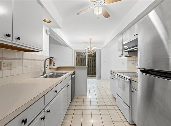 5th image of 1328 N Knollwood Dr