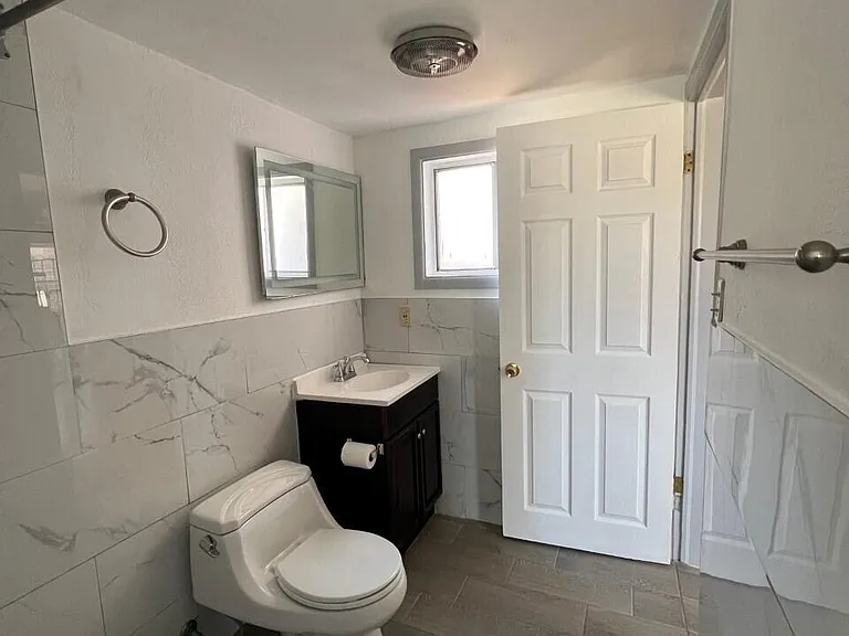 2115 E Yandell Dr — Photo 12