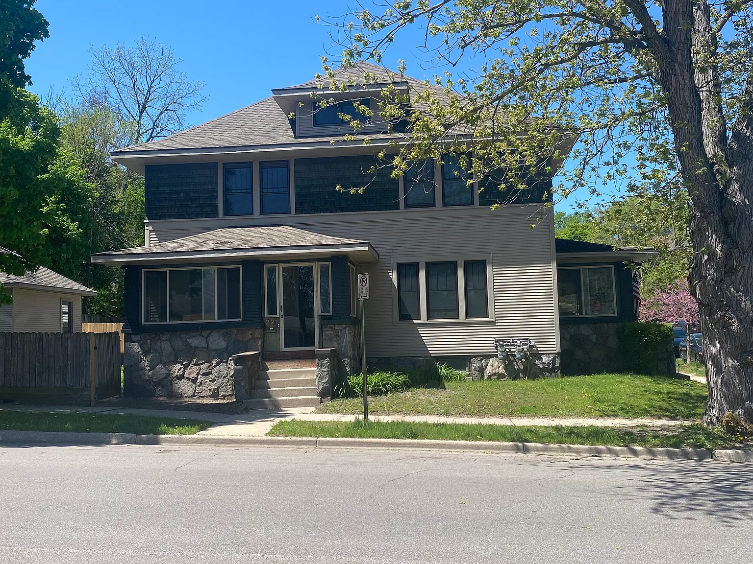 3 bed, 1.5 bath, 1300 sqft, $1,900 — Photo 1