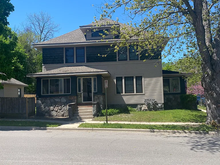221 Grand Ave NE — Photo 1