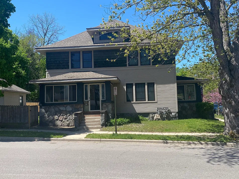 221 Grand Ave NE