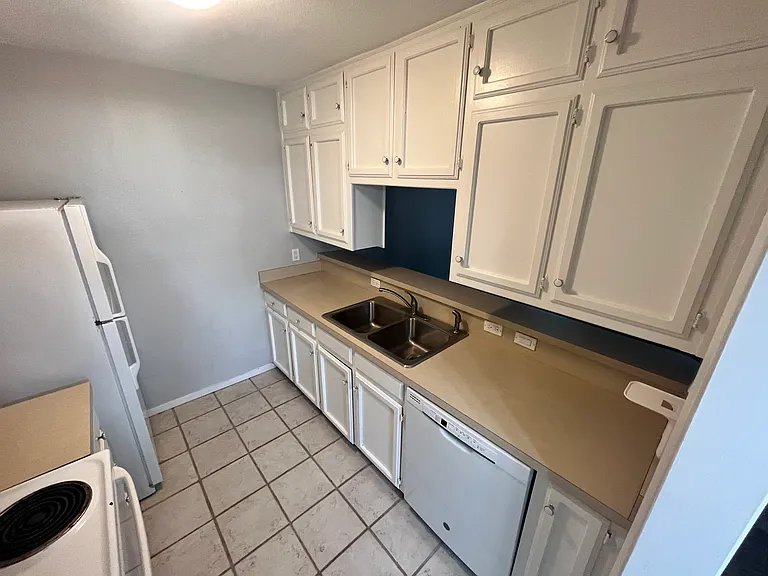 906 N Austin St — Photo 2
