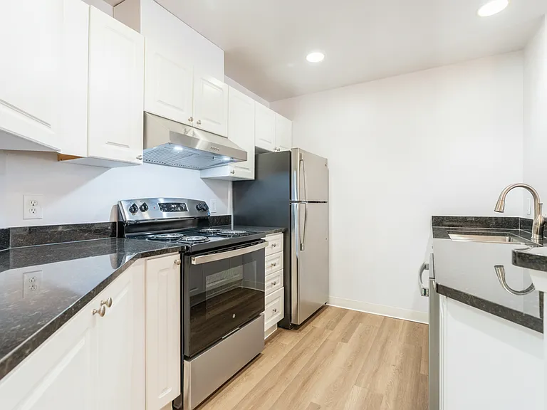 Bellevue Heights Apartments — Photo 16
