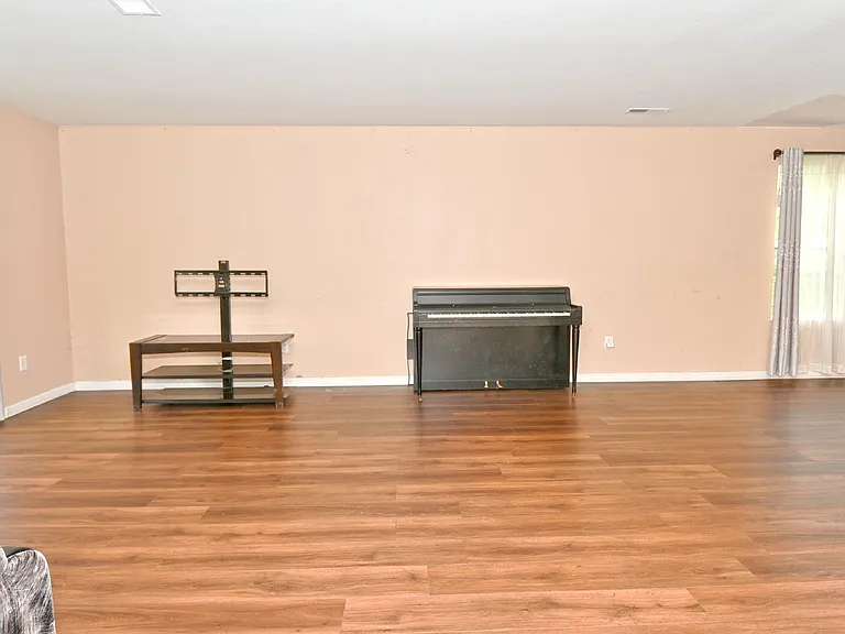 1043 Rentham Ln — Photo 10