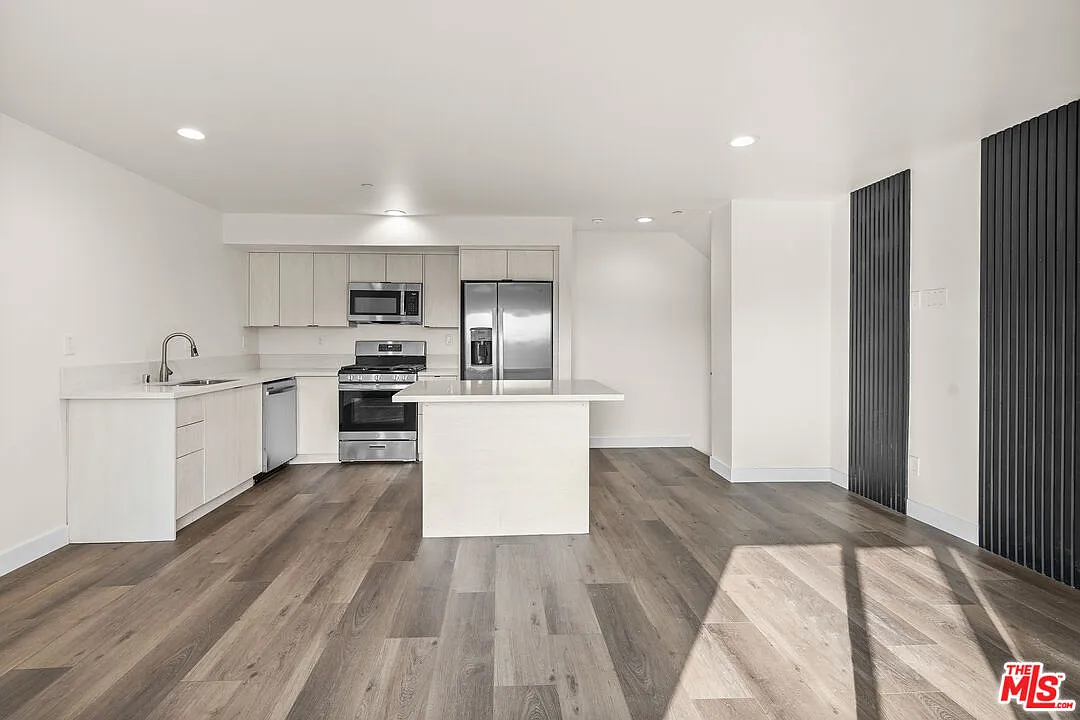 3 bed, 3.5 bath, 1450 sqft, $3,483 — Photo 2