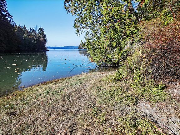 Beautiful and serene water frontage along Little Manzanita Bay.
