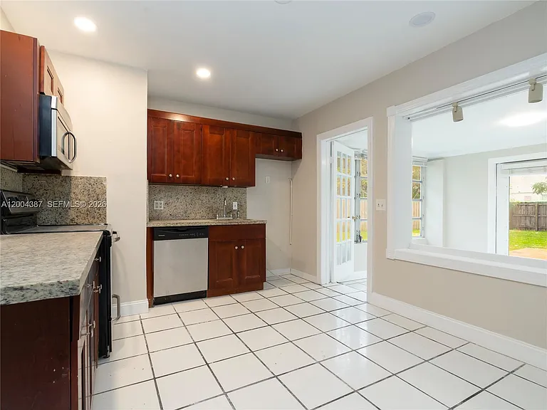 1125 NE 10th Ave — Photo 6