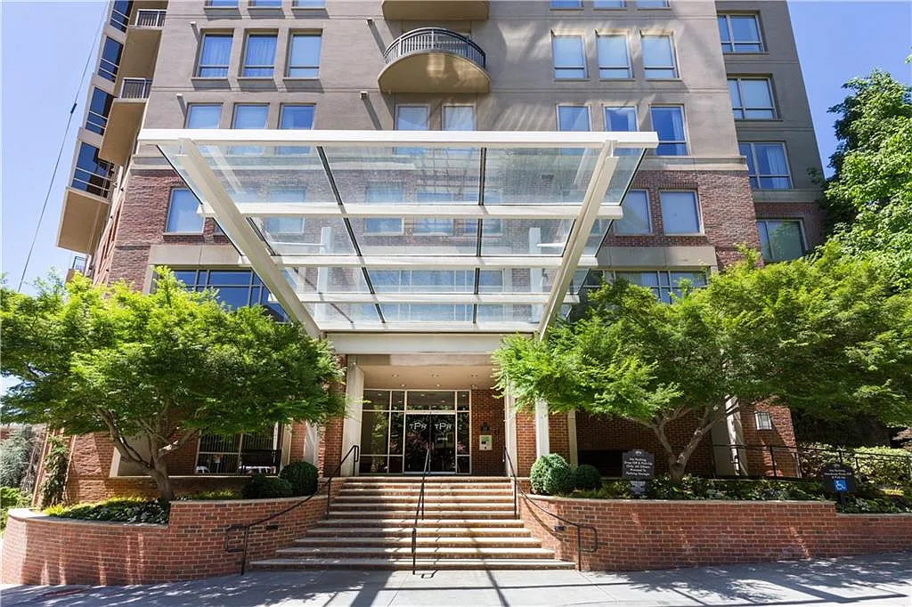 1 bed, 1.0 bath, 947 sqft, $1,950 — Photo 3