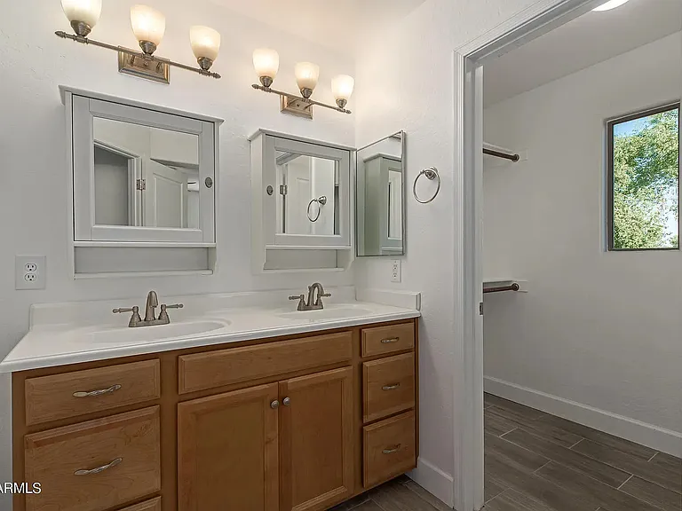 1935 E Oxford Ln — Photo 17