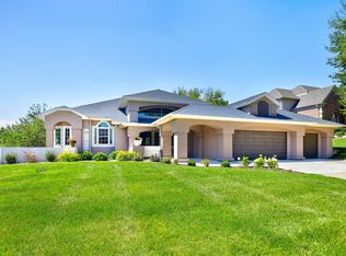 1885 Glen Oaks Dr, West Des Moines, IA 50266