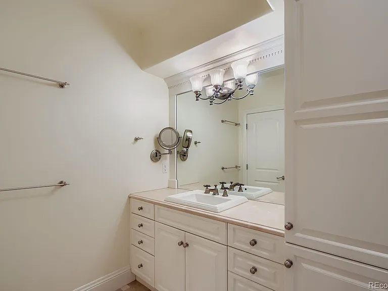 450 N Detroit St — Photo 24