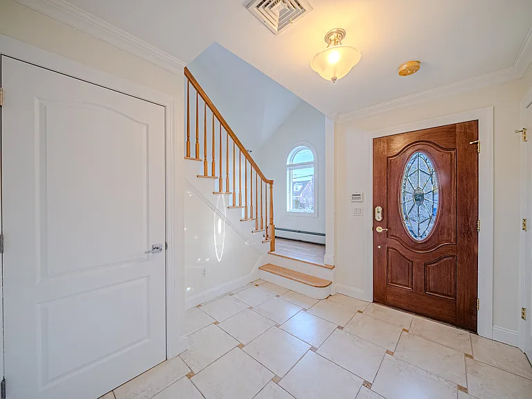 47 Columbus Dr — Photo 10
