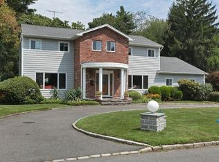 25 Cedar Dr, Roslyn, NY 11576
