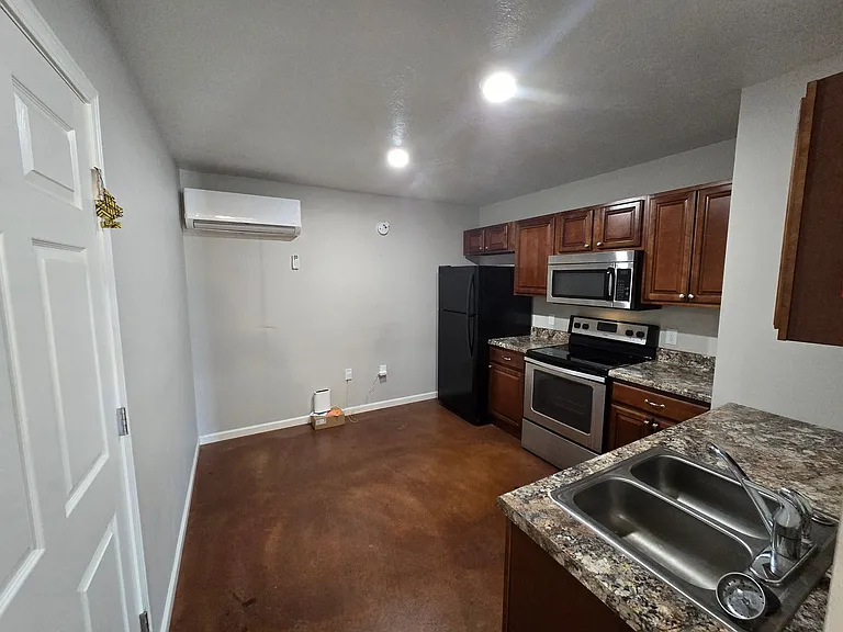 1423 McLain St #13 — Photo 3
