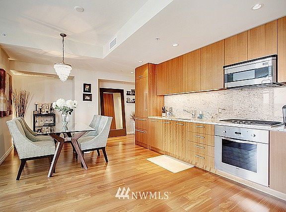 4th image of 500 106th Avenue NE #909