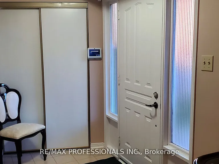 2545 Addingham Cres — Photo 3