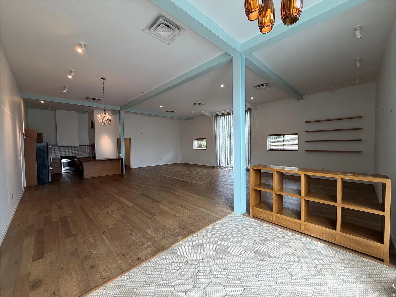 2 bed, 1.5 bath, 3000 sqft, $5,900 — Photo 1