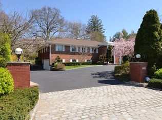 1060 Plandome Rd, Manhasset, NY 11030