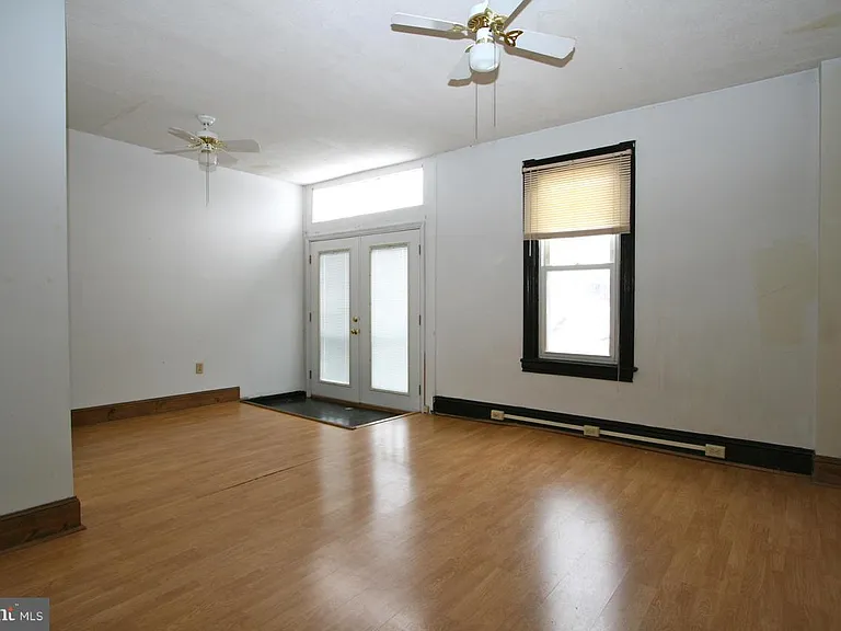 210 N Locust St — Photo 10