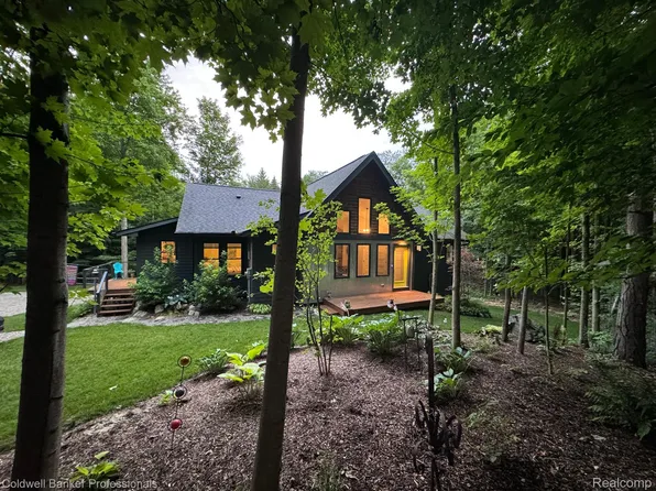 5166 Skelton Rd, Columbiaville, MI 48421