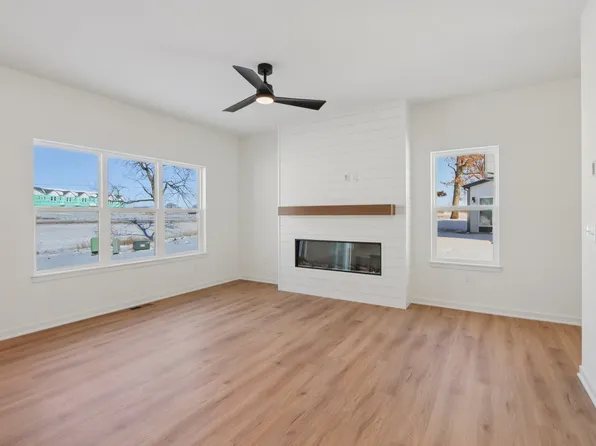 582 Buss Rd, Cottage Grove, WI 53527