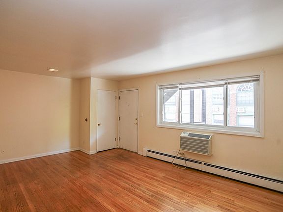 5th image of 528 W Wellington Ave APT 306