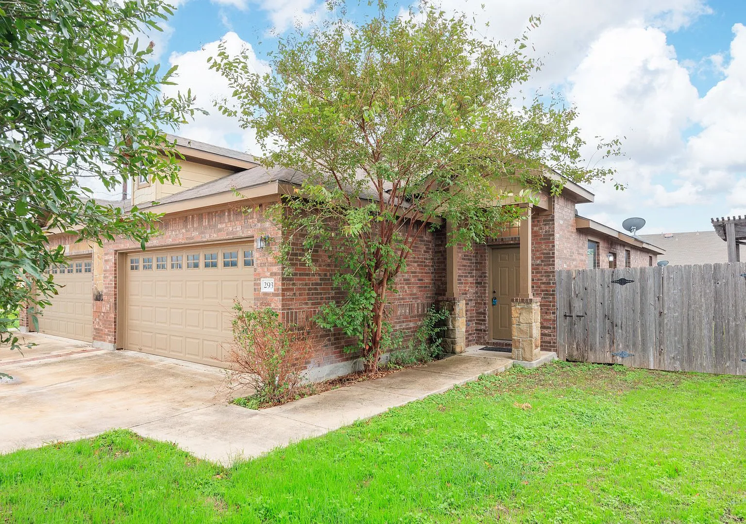 Beautiful 3 Bedroom Duplex in New Braunfels — Photo 2