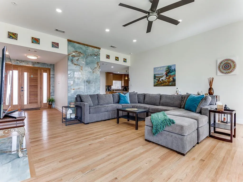 5 bed, 3100 sqft, $5,500 — Photo 4