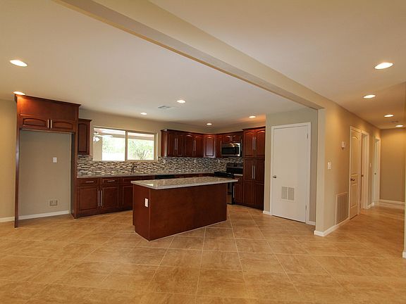 4th image of 4015 W Orangewood Ave