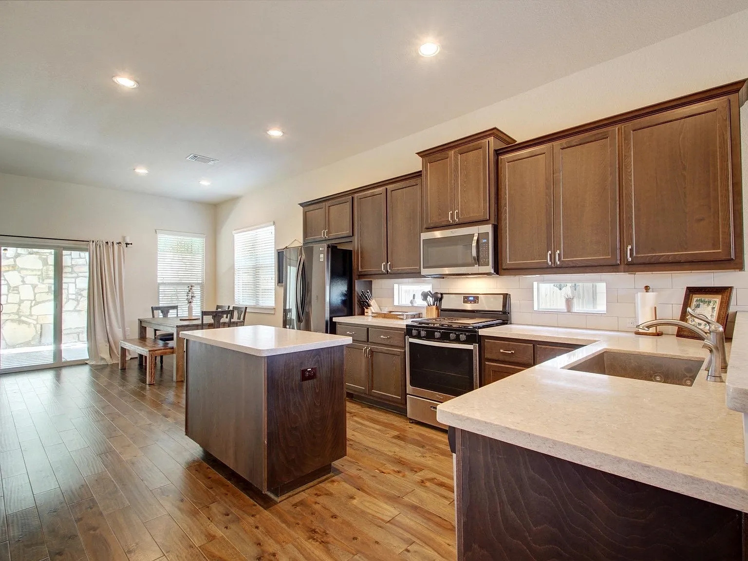 4 bed, 2.5 bath, 2396 sqft, $2,500 — Photo 2