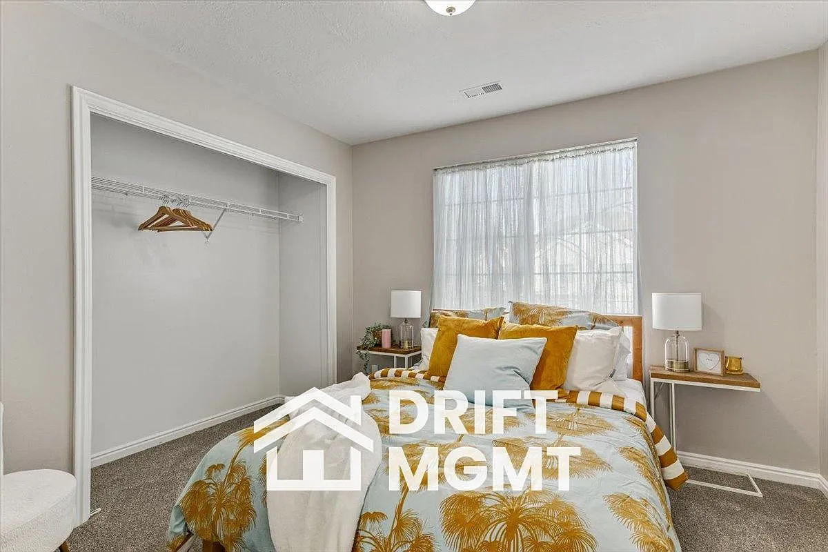 184 E Rideout Hall Ln — Photo 3