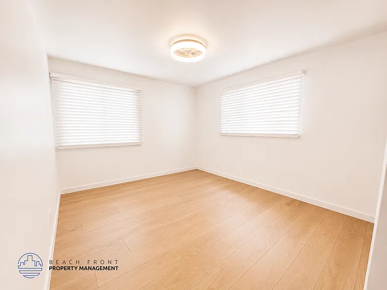 3144-3152 S Barrington Ave — Photo 6